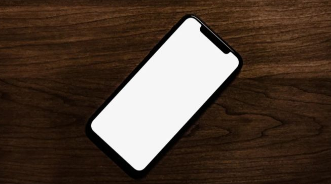 如何解决苹果iPhone突然白屏并无法通过长按电源键启动的问题？