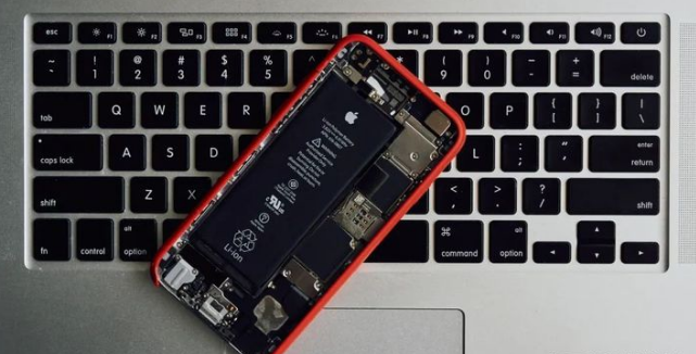 iPhone13为何会出现卡住并自动重启的问题？