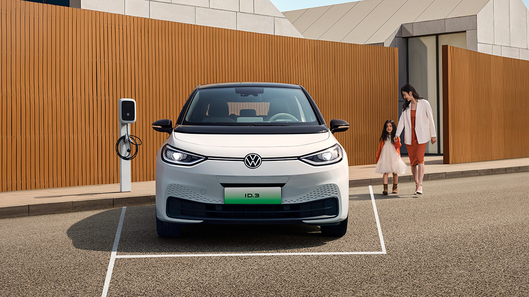 顶配不到15万！大众销量王ID.3上新，压力给到比亚迪海豚