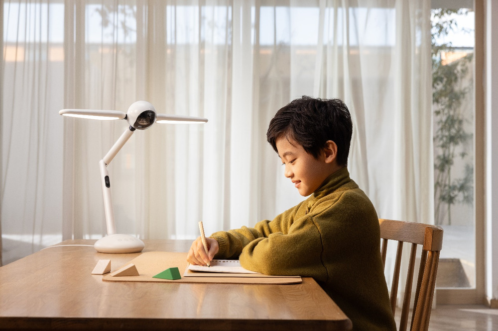 护眼、矫姿、提专注三位一体，商汤科技“元萝卜光翼灯”用AI焕新孩子学习场景