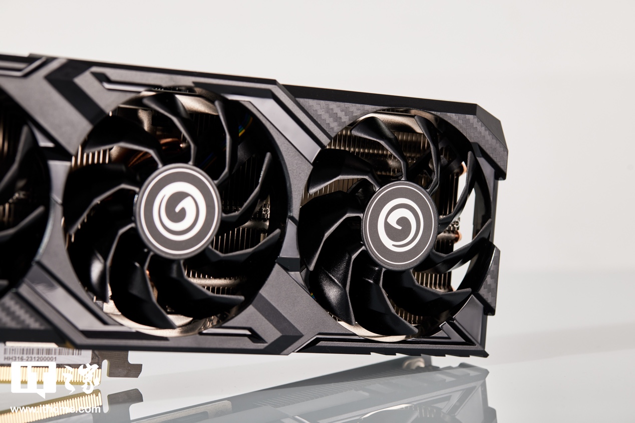 【IT之家开箱】影驰GeForce RTX 4070 SUPER大将显卡图赏：造型硬核但体积轻巧