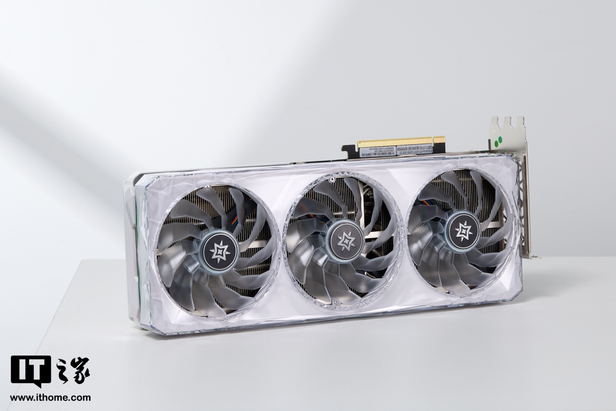 影驰 GeForce RTX 4070 Ti SUPER 星曜 OC 显卡图赏：身披五彩霞光 “水晶披风”