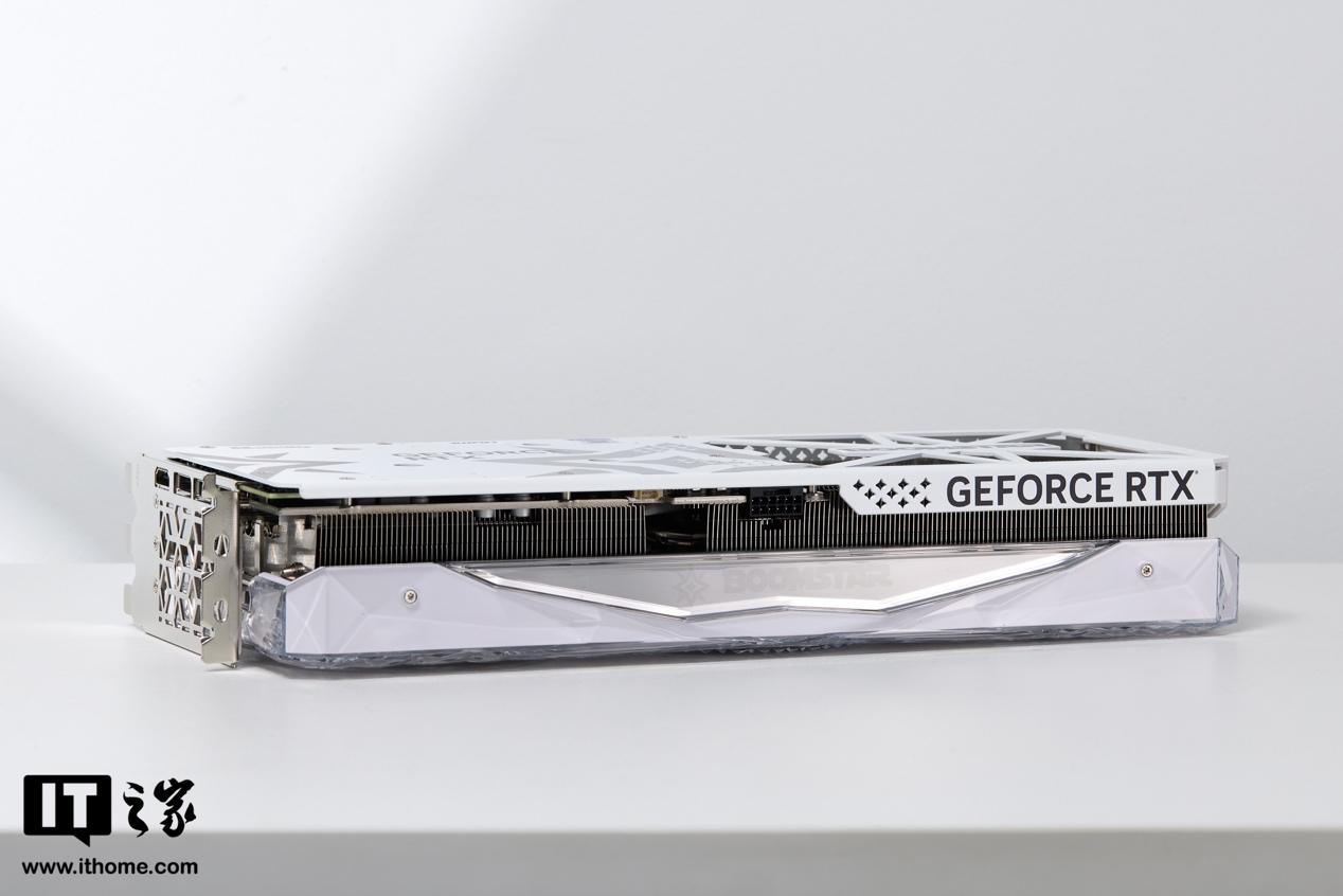 影驰 GeForce RTX 4070 Ti SUPER 星曜 OC 显卡图赏：身披五彩霞光 “水晶披风”