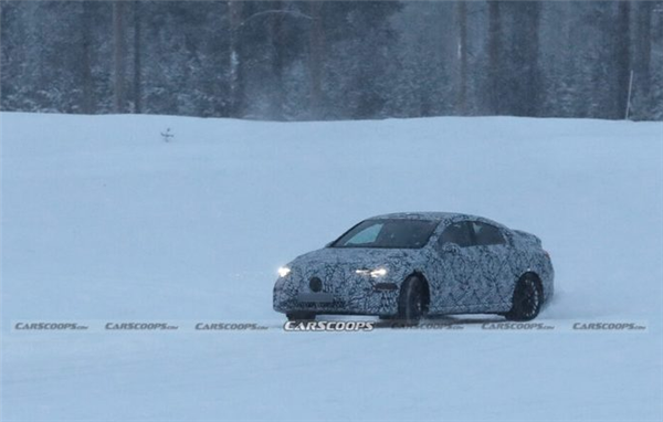 2024年预计亮相的梅赛德斯-AMG CLA纯电车型在雪地测试中被拍到