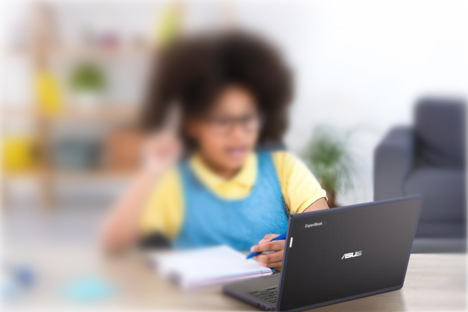 亮相英国教育展的华硕五款笔记本：高度维修性和可选翻转屏功能