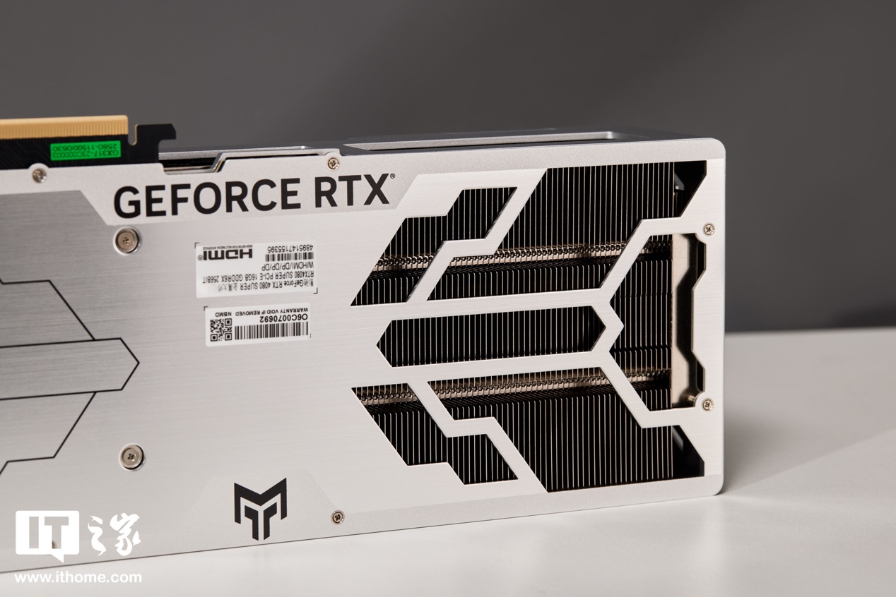 【IT之家开箱】影驰GEFORCE RTX 4080 SUPER金属大师显卡图赏：裹满金属装甲的科技风性能怪兽