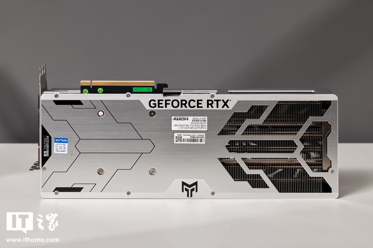 【IT之家开箱】影驰GEFORCE RTX 4080 SUPER金属大师显卡图赏：裹满金属装甲的科技风性能怪兽