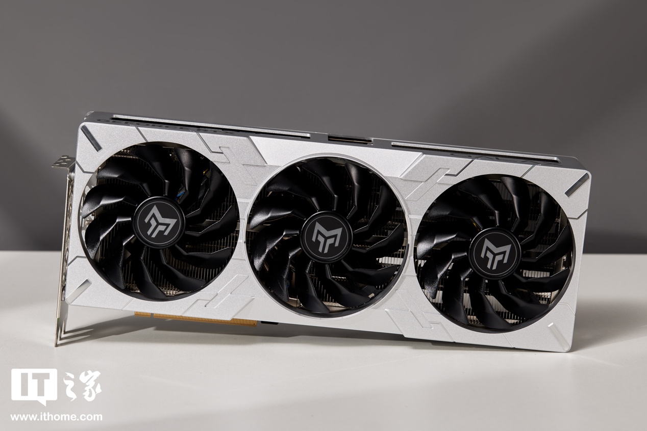 【IT之家开箱】影驰GEFORCE RTX 4080 SUPER金属大师显卡图赏：裹满金属装甲的科技风性能怪兽