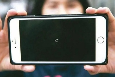 苹果手机无响应但有声音，屏幕黑屏的解决方法