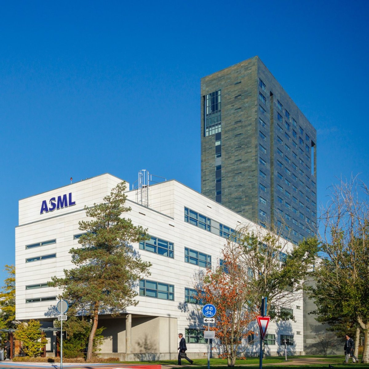 ASML 新款 NXE:3800E EUV 光刻机引入部分 High-NA 机型技术，晶圆吞吐量提升近 22%