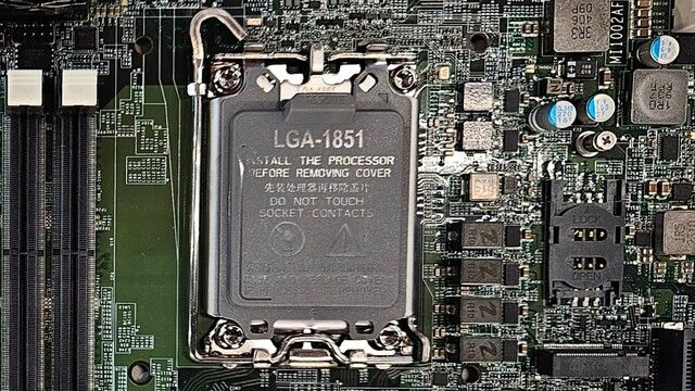 LGA-1851 插槽特写，广积展示新嵌入式主板：支持英特尔酷睿 Ultra 200 系列处理器