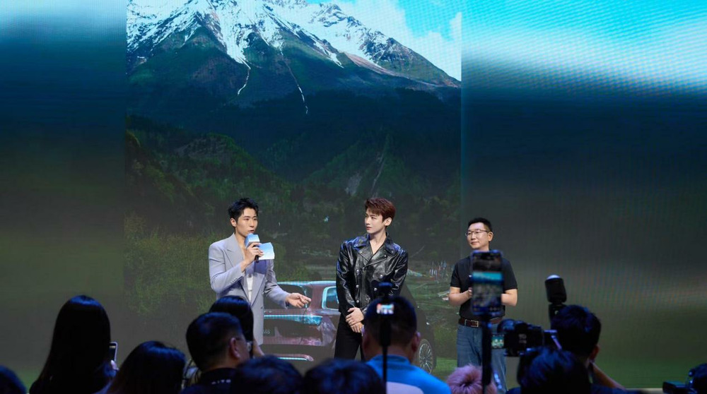 白敬亭亮相粤港澳车展 官宣问界品牌挚友及问界M8车主