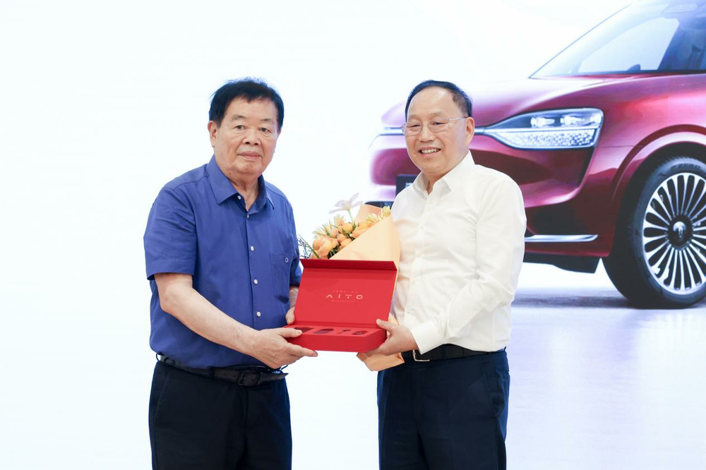 新汽车致敬新教育 问界M9福耀科技大学交车仪式圆满举行