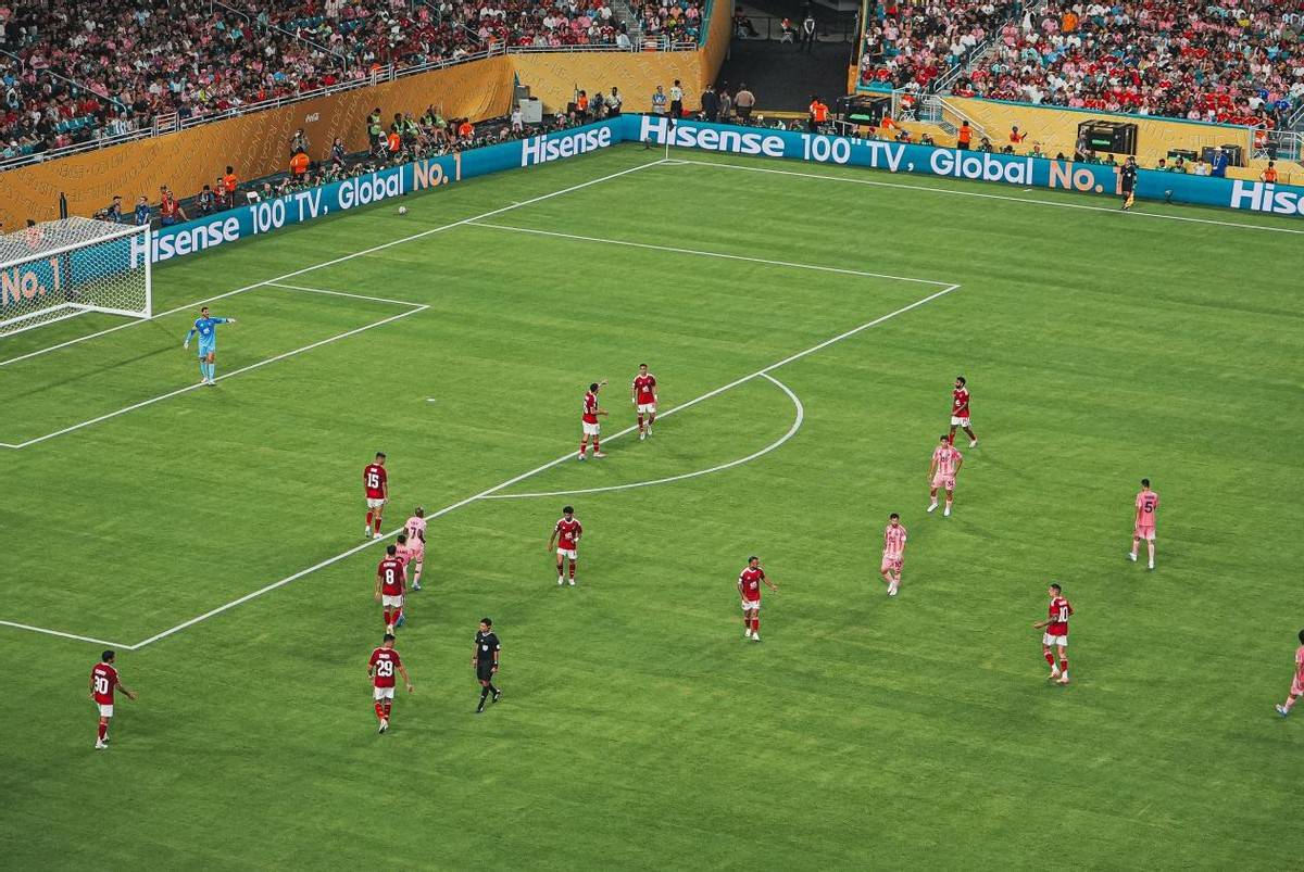 世俱杯亚欧对决，海信100吋AI电视高光呈现