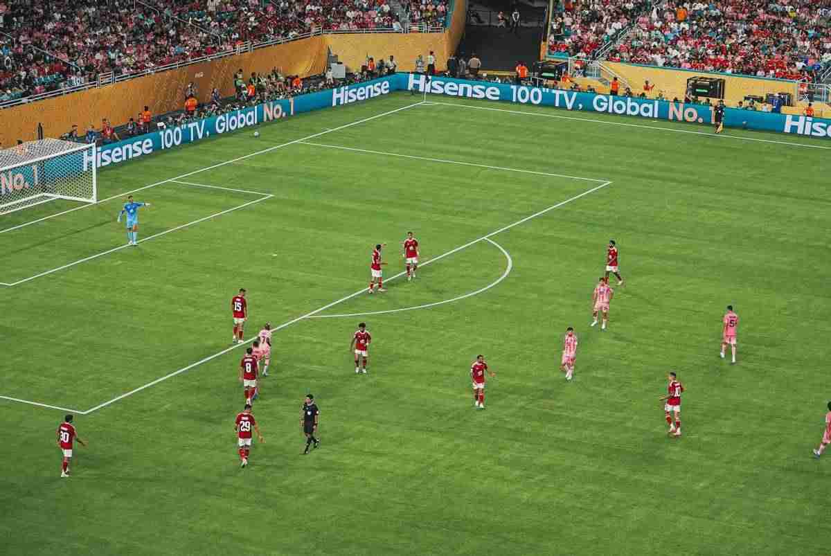 世俱杯亚欧巅峰对决！海信100吋电视AI心片呈现高光瞬间