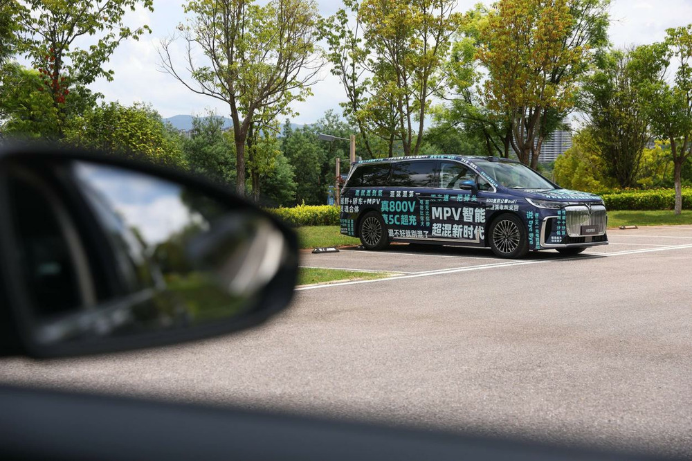 26款岚图梦想家谍照曝光 搭载62.5度大电池支持800V+5C超充