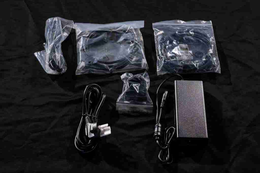  技嘉 MO27Q28G 显示器评测：第四代 OLED 电竞旗舰，高画质高刷新体验 