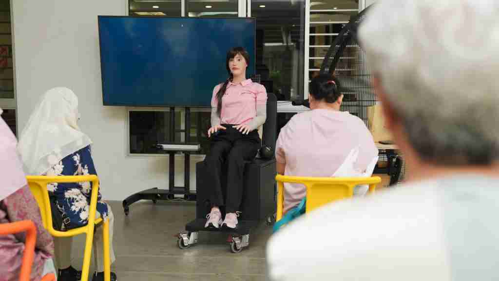  好抽象，韩国给独居老人发 AI 玩偶，24h 陪伴 + 健康监测 