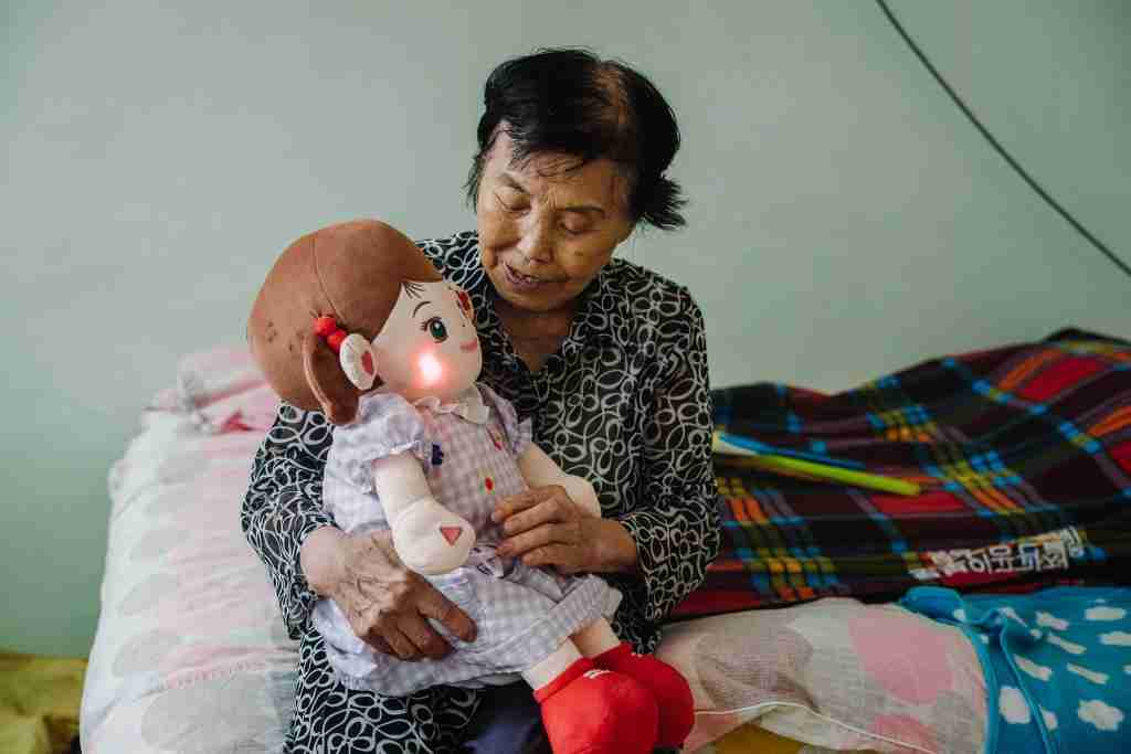  好抽象，韩国给独居老人发 AI 玩偶，24h 陪伴 + 健康监测 