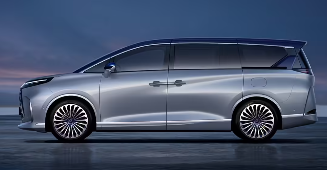 北汽极狐首款豪华中大型 MPV 广州车展首发亮相