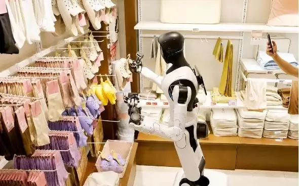 半两财经｜会迎宾、能导购、还能理货！京东MALL首批实习机器人员工上岗