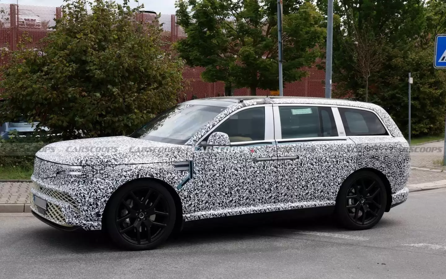 捷尼赛思纯电旗舰SUV GV90将配备后对开式车门，本月亮相